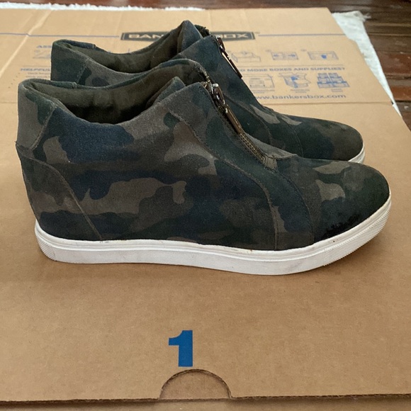 Blondo Waterproof Camouflage Zip-up Sneakers - Picture 4 of 6
